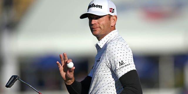 Brendan Steele de los Estados Unidos reacciona después de un putt en el green 18 del South Course durante la segunda ronda del Farmers Insurance Open en el campo de golf Torrey Pines el 26 de enero de 2023 en La Jolla, California.