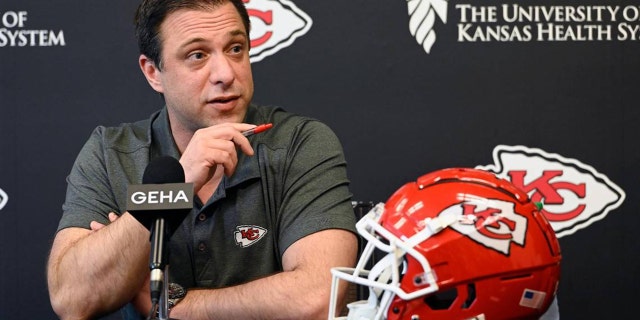 El gerente general de los Kansas City Chiefs, Brett Veach, habla sobre el Draft de la NFL durante una conferencia de prensa en la sede del equipo.