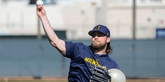 Corbin Burnes, de los Cerveceros de Milwaukee, lanza durante el entrenamiento de primavera el jueves 16 de febrero de 2023 en Phoenix, Arizona.