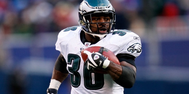 El corredor de los Philadelphia Eagles, Brian Westbrook, #36, cabecea el balón durante el partido contra los New York Giants el 7 de diciembre de 2008.