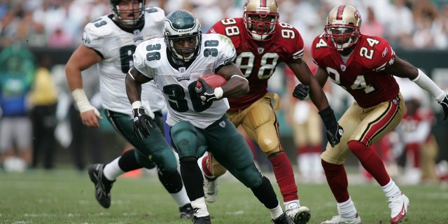 Philadelphia Eagles Brian Westbrook, #36, se enfrenta a los San Francisco 49ers en Filadelfia.