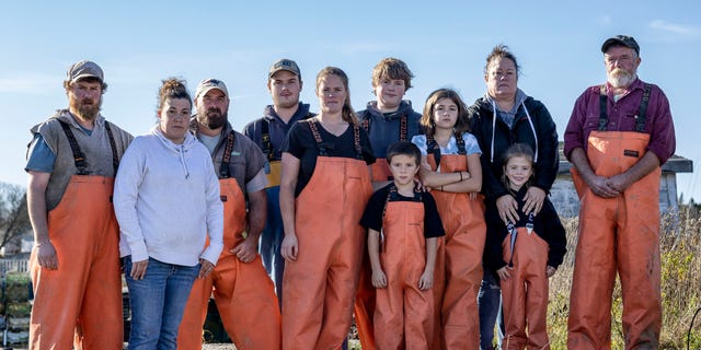 Keluarga Bridges — yang mencakup lobstermen generasi keempat, kelima, dan keenam — dari Corea, Maine, ditampilkan dalam foto.  Bryan Bridges mengatakan jika dia tidak bisa menjual lobster, itu akan menyebabkan "kesulitan ekstrim" untuk keluarganya.