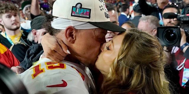 El mariscal de campo de los Kansas City Chiefs, Patrick Mahomes, besa a su esposa, Brittany, después del partido de fútbol americano NFL Super Bowl LVII, el domingo 12 de febrero de 2023, en Glendale, Arizona.