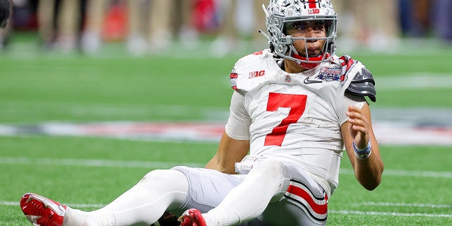 CJ Stroud, No. 7 de los Ohio State Buckeyes, reacciona después de una captura en el último cuarto contra los Georgia Bulldogs en el Chick-fil-A Peach Bowl en el Mercedes-Benz Stadium el 31 de diciembre de 2022 en Atlanta, Georgia.