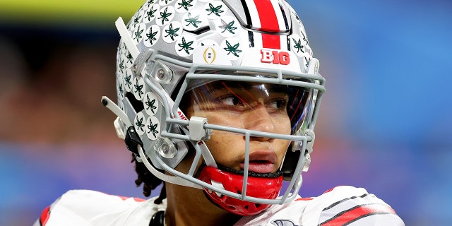 #7 CJ Stroud de los Ohio State Buckeyes calienta antes del inicio del tercer cuarto contra los Georgia Bulldogs en el Chick-fil-A Peach Bowl en el Mercedes-Benz Stadium el 31 de diciembre de 2022 en Atlanta, Georgia.