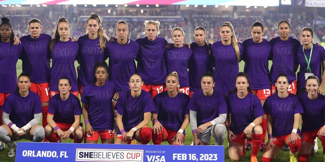 Abadlali base-Canada abagqoke izikibha ezinsomi bethi Enough is Enough on ngesikhathi somdlalo we-2023 SheBelieves Cup phakathi kwe-Canada ne-United States e-Exploria Stadium ngo-February 16, 2023 e-Orlando, Florida.