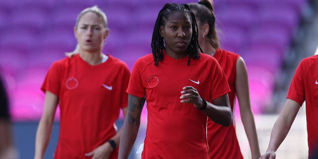 UKadeisha Buchanan waseCanada ubukele ngesikhathi sokuqeqeshwa e-Exploria Stadium ngoFebhuwari 15, 2023 e-Orlando, eFlorida.