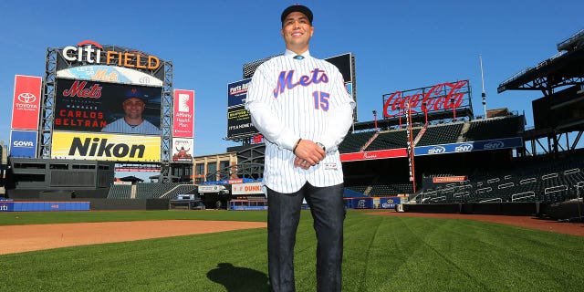 Carlos Beltran berpose untuk difoto setelah diperkenalkan sebagai manajer berikutnya dari New York Mets selama konferensi pers di Citi Field 4 November 2019, di New York City.