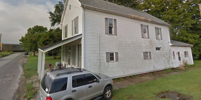 Carter met the female victim on a "lesbian dating app," according to an arrest report, and invited the victim and Ivy, her boyfriend, to the Stinson Avenue home.