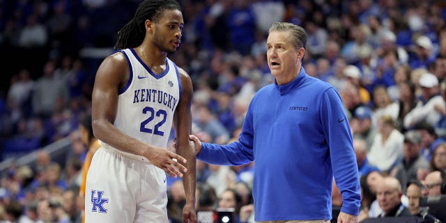 Cason Wallace #22 de los Kentucky Wildcats con John Calipari contra los Tennessee Volunteers durante el juego en Rupp Arena el 18 de febrero de 2023 en Lexington, KY.