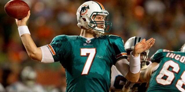 El mariscal de campo de los Dolphins, Chad Henne, lanza un pase contra los Carolina Panthers en el Sun Life Stadium en Miami Gardens, Florida, el 19 de agosto de 2011.