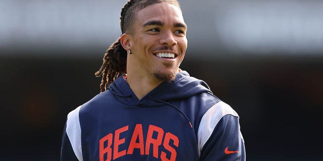 El número 10 de los Chicago Bears, Chase Claypool, mira antes del partido contra los Miami Dolphins en el Soldier Field el 6 de noviembre de 2022 en Chicago.