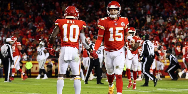 El mariscal de campo de los Kansas City Chiefs, Patrick Mahomes #15, es felicitado por el receptor abierto Tyreek Hill #10 después de un touchdown durante el cuarto cuarto del juego contra los Oakland Raiders en el Arrowhead Stadium el 1 de diciembre de 2019 en Kansas City, Missouri. 