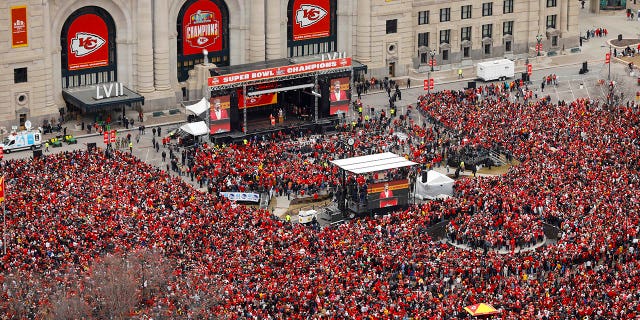 Una vista general del propietario de los Kansas City Chiefs, Clark Hunt, habla en el escenario durante el desfile de la victoria del Super Bowl LVII de los Kansas City Chiefs el 15 de febrero de 2023 en Kansas City, Missouri.