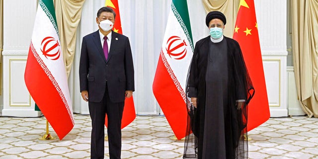 ARCHIVO: En esta foto de archivo publicada por Xinhua, el presidente iraní, Ebrahim Raisi, a la derecha, y el presidente chino, Xi Jinping, posan para una foto al margen de una reunión en la cumbre de la Organización de Cooperación de Shanghái en Samarcanda, Uzbekistán, en septiembre.  .16, 2022.
