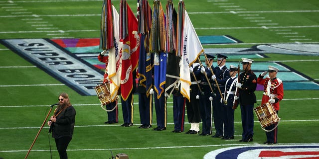 Los espectadores de FOX Sports disfrutaron de una interpretación patriótica del himno nacional de Chris Stapleton.