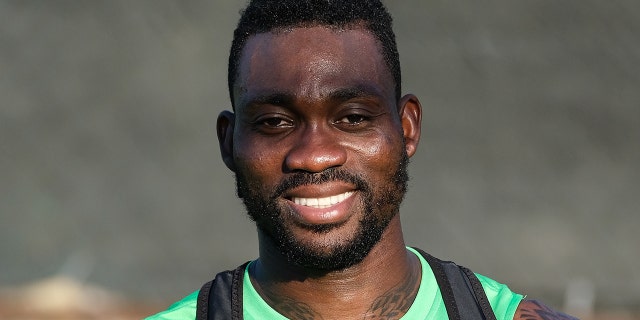 Una foto de archivo fechada el 7 de septiembre de 2022 muestra a Christian Atsu de Atakas Hatayspor posando para una foto durante una sesión de entrenamiento en Hatay, Turquía.