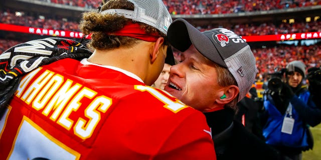 El CEO y presidente de los Kansas City Chiefs, Clark Hunt, saluda al No. 15 Patrick Mahomes en el campo de fútbol durante la celebración de la victoria del equipo sobre los Tennessee Titans en el Juego de Campeonato de la AFC en el Arrowhead Stadium el 19 de enero de 2020, en Kansas City, Missouri. 