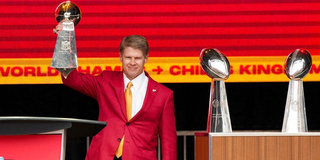 El propietario de los Kansas City Chiefs, Clark Hunt, celebra con el Trofeo Vince Lombardi durante el desfile de la victoria del Super Bowl LVII de los Kansas City Chiefs el 15 de febrero de 2023 en Kansas City, Missouri.