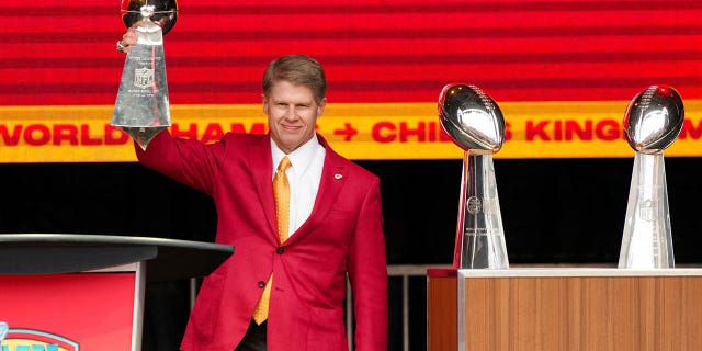 El propietario de los Kansas City Chiefs, Clark Hunt, celebra con el Trofeo Vince Lombardi durante el desfile de la victoria del Super Bowl LVII de los Kansas City Chiefs el 15 de febrero de 2023 en Kansas City, Missouri.