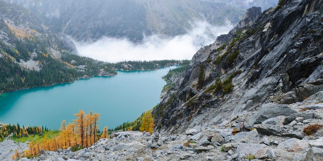 Colchuck Peak está ubicado en el extremo sur del lago Colchuck, a unas 8 millas al sur de Leavenworth.