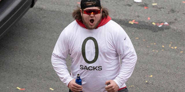 El centro de los Kansas City Chiefs, Creed Humphrey, celebra en el Desfile de Campeones del Super Bowl LVII en el centro de Kansas City, Missouri, el 15 de febrero de 2023.