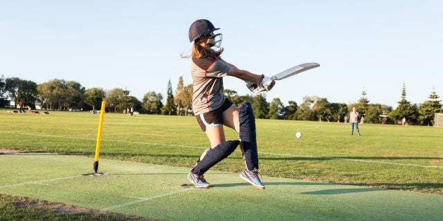 Los padres exigen respuestas después de que una mujer trans juega al cricket contra niñas de tan solo 12 años: 'No es aceptable' 4 Muchos padres han expresado su preocupación de que permitir que un hombre biológico juegue al cricket con adolescentes es peligroso.