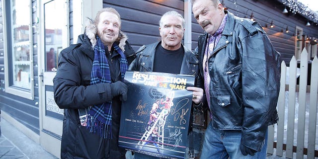 De izquierda a derecha, Diamond Dallas Page, Scott Hall y Jake "La serpiente" Roberts posa en Main Street durante el Festival de Cine de Sundance 2015 el 22 de enero de 2015 en Park City, Utah.