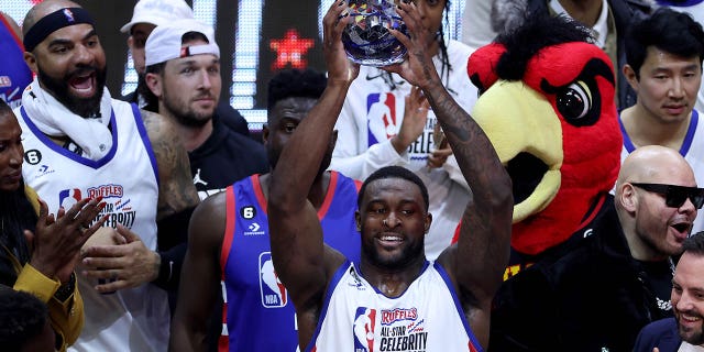 U-DK Metcalf weThimba u-Dwayne uphakamise indebe ye-MVP ngemva Komdlalo Wosaziwayo we-NBA All Star Ruffles e-Vivint Arena ngo-Feb. 17, 2023, e-Salt Lake City, e-Utah.