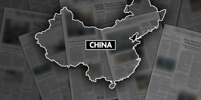 El colapso de una mina a cielo abierto en China ha matado al menos a dos personas.  Más de 50 personas siguen desaparecidas tras el accidente.