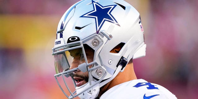 Dallas Cowboys # 4 Dak Prescott mira contra los San Francisco 49ers durante la primera mitad del juego de Playoff Divisional de la NFC en el Levi's Stadium el 22 de enero de 2023 en Santa Clara, California. 