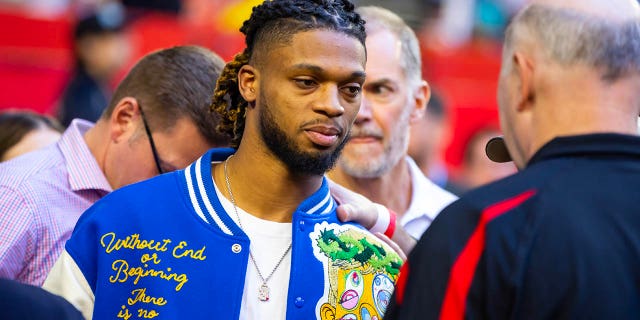 Damar Hamlin de los Buffalo Bills camina al margen antes del Super Bowl LVII en el State Farm Stadium en Glendale, Arizona, el 12 de febrero de 2023.