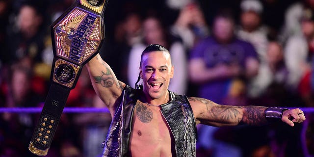 Damien Priest ingresa a la arena durante WWE Raw en Barclays Center el 22 de noviembre de 2021 en Brooklyn, Nueva York.