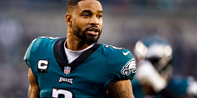 Darius Slay de los Philadelphia Eagles camina hacia el vestuario durante el medio tiempo del juego del Campeonato de la NFC contra los San Francisco 49ers en el Lincoln Financial Field el 29 de enero de 2023 en Filadelfia.