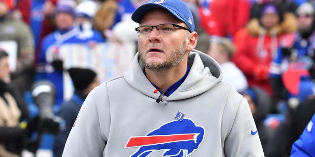 El entrenador de los Buffalo Bills, Denny Kellington, ingresa al campo antes de un partido contra los New England Patriots en el Highmark Stadium. 