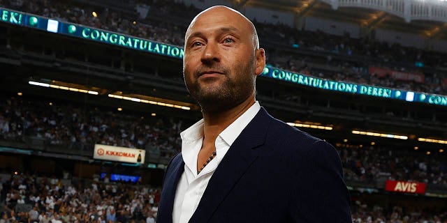 Los Yankees de Nueva York saludan a Derek Jeter antes del partido entre los Rays de Tampa Bay y los Yankees de Nueva York en el Yankee Stadium el 9 de septiembre de 2022 en el distrito del Bronx de la ciudad de Nueva York.