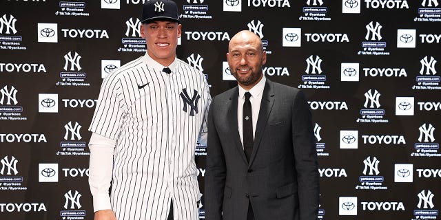 Aaron Judge de los Yankees de Nueva York, a la izquierda, posa para una foto con Derek Jeter después de una conferencia de prensa en el Yankee Stadium el 21 de diciembre de 2022 en Bronx, Nueva York.