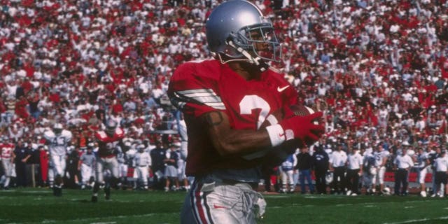 Dimitrious Stanley, de los Ohio State Buckeyes, corre durante un juego contra los Penn State Nittany Lions en el estadio de Ohio en Columbus, Ohio.