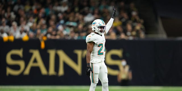 Byron Jones de los Miami Dolphins levanta el brazo durante el juego de los New Orleans Saints en el Caesars Superdome el 27 de diciembre de 2021 en Nueva Orleans.