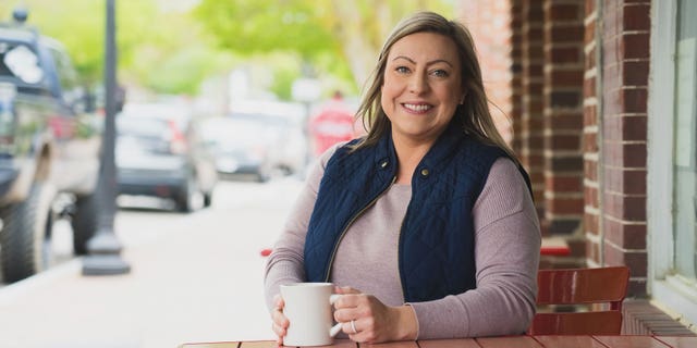 Delegasi Republik Virginia House Emily Brewer mencalonkan diri untuk mewakili Distrik Senat Negara Bagian ke-17 yang baru ditarik.