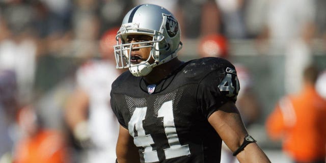 Eric Johnson #41 de los Oakland Raiders mira contra los Cincinnati Bengals el 14 de septiembre de 2003 en el Network Associates Coliseum en Oakland, California.