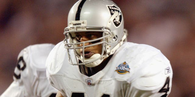 Eric Johnson #41 of the Oakland Raiders returns a blocked punt for a 13 yard touchdown against the Tampa Bay Buccaneers to close the score to 34-15 in favor of the Buccaneers at 14:16 of the fourth quarter in Super Bowl XXXVII on January 26, 2003 at Qualcomm Stadium in San Diego, California.