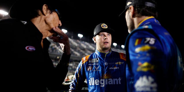 Eric Jones, en el centro, habla con Richard Petty, a la izquierda, y Jimmy Johnson antes de la Serie #1 de la Copa de Duelo Bluegreen Vacations de NASCAR en el Daytona International Speedway el 16 de febrero de 2023, en Florida.