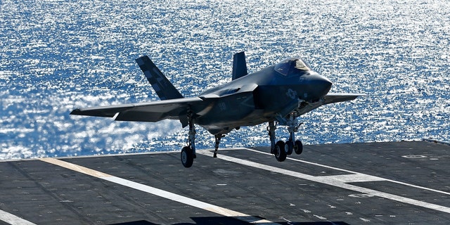 Uji coba Angkatan Laut AS Pilot Tony Wilson melakukan pendaratan pertama F-35C Joint Strike Fighter di kapal induk menggunakan sistem tailhook, di lepas pantai California 3 November 2014. 