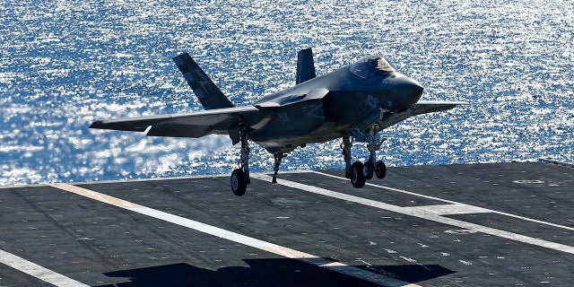 Uji coba Angkatan Laut AS Pilot Tony Wilson melakukan pendaratan pertama F-35C Joint Strike Fighter di kapal induk menggunakan sistem tailhook, di lepas pantai California 3 November 2014. 