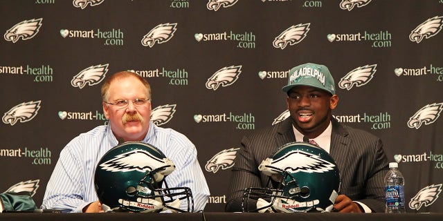 Fletcher Cox (R) y el entrenador en jefe Andy Reid hablan con los medios de comunicación durante una conferencia de prensa el 27 de abril de 2012 en el complejo NovaCare en Filadelfia, Pensilvania.