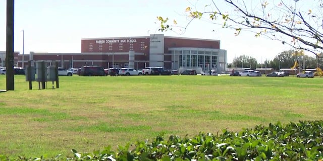 La Escuela Secundaria Comunitaria Parrish donde dos estudiantes fueron arrestados después de publicar videos en TikTok amenazando con un tiroteo masivo.