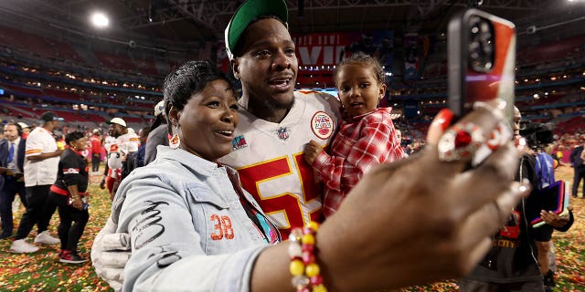 Frank Clark #55 de los Kansas City Chiefs celebra después de derrotar a los Philadelphia Eagles 38-35 en el Super Bowl LVII en el State Farm Stadium el 12 de febrero de 2023 en Glendale, Arizona.