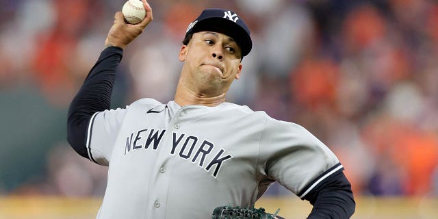 Frankie Montas de los Yankees de Nueva York lanza contra los Astros en la Serie de Campeonato de la Liga Americana en el Minute Maid Park el 19 de octubre de 2022 en Houston, Texas.