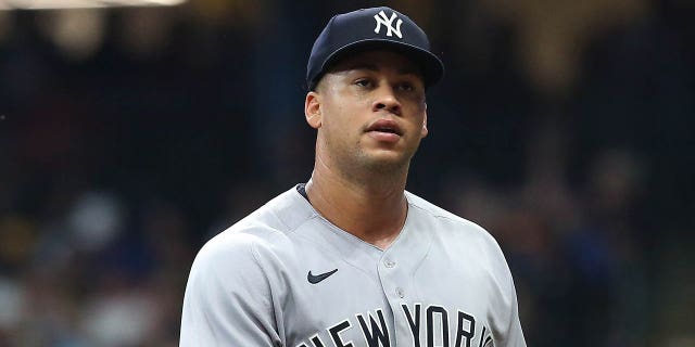 El lanzador abridor de los Yankees de Nueva York, Frankie Montas, abandona el juego de los Cerveceros el 16 de septiembre de 2022 en el American Family Field en Milwaukee, Wisconsin.